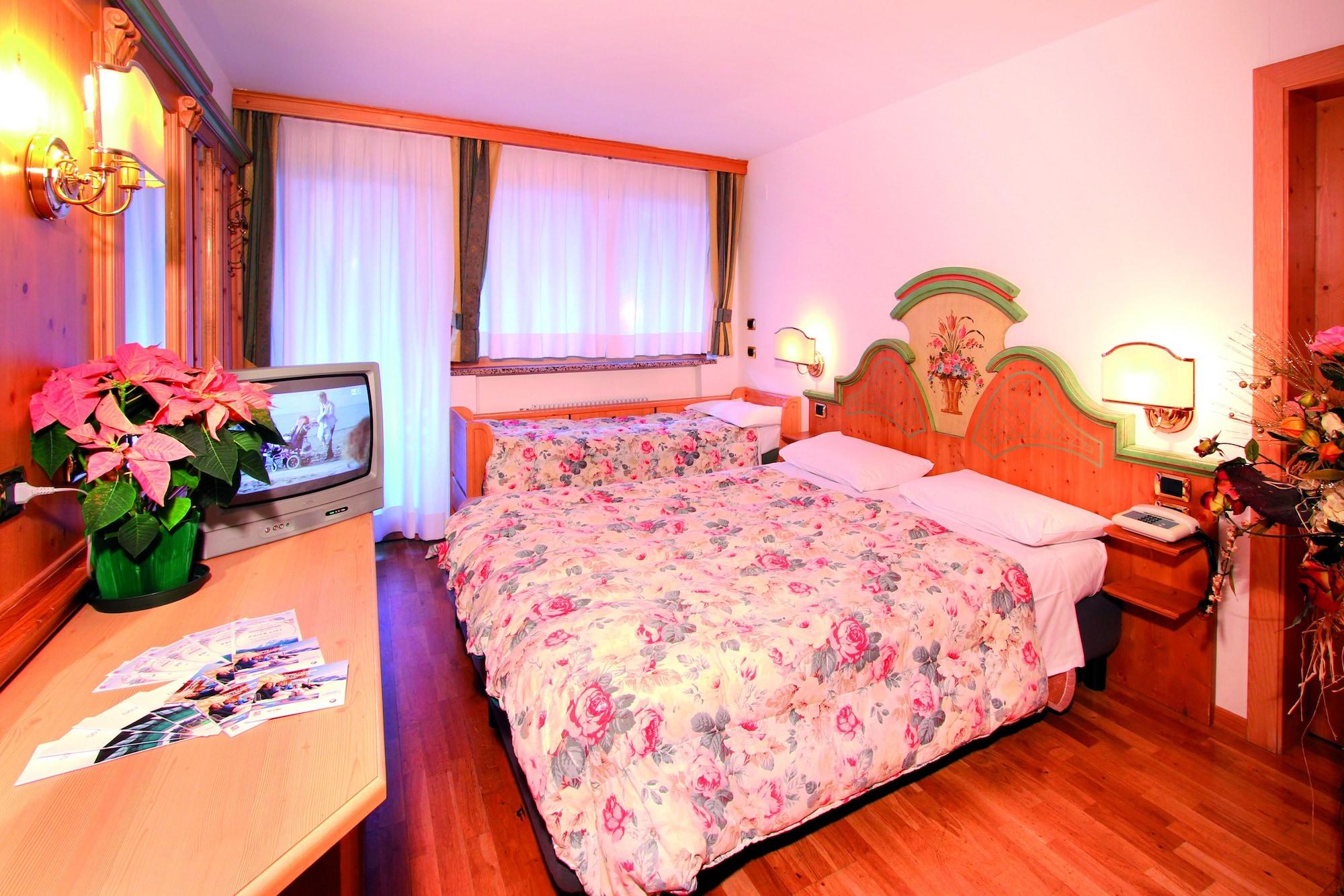 Hotel Dolomiti Schloss Canazei Esterno foto