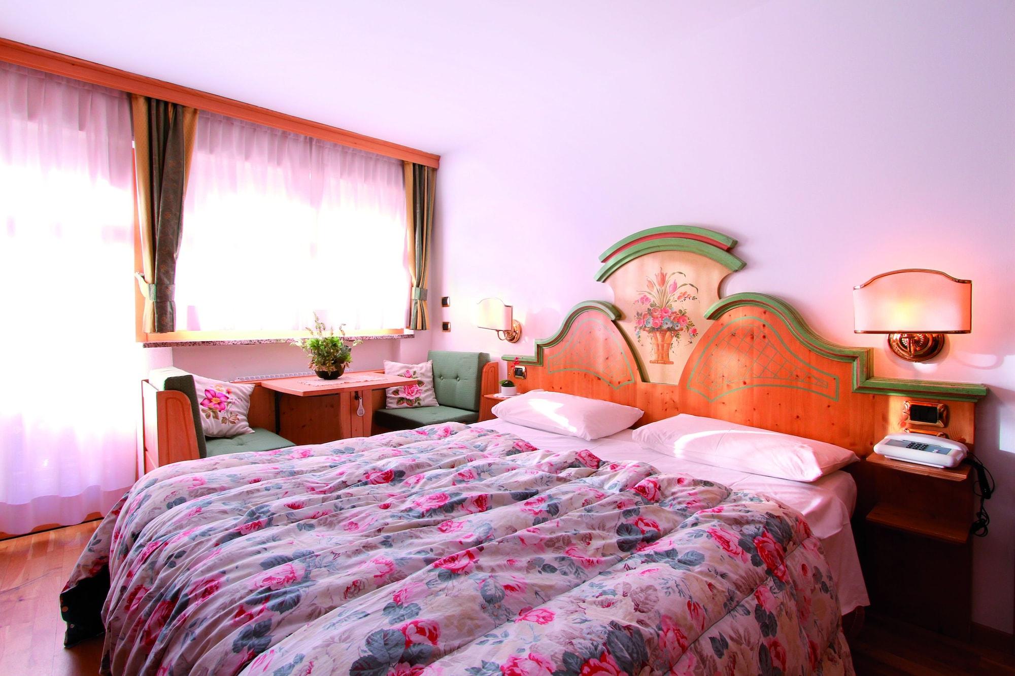 Hotel Dolomiti Schloss Canazei Esterno foto