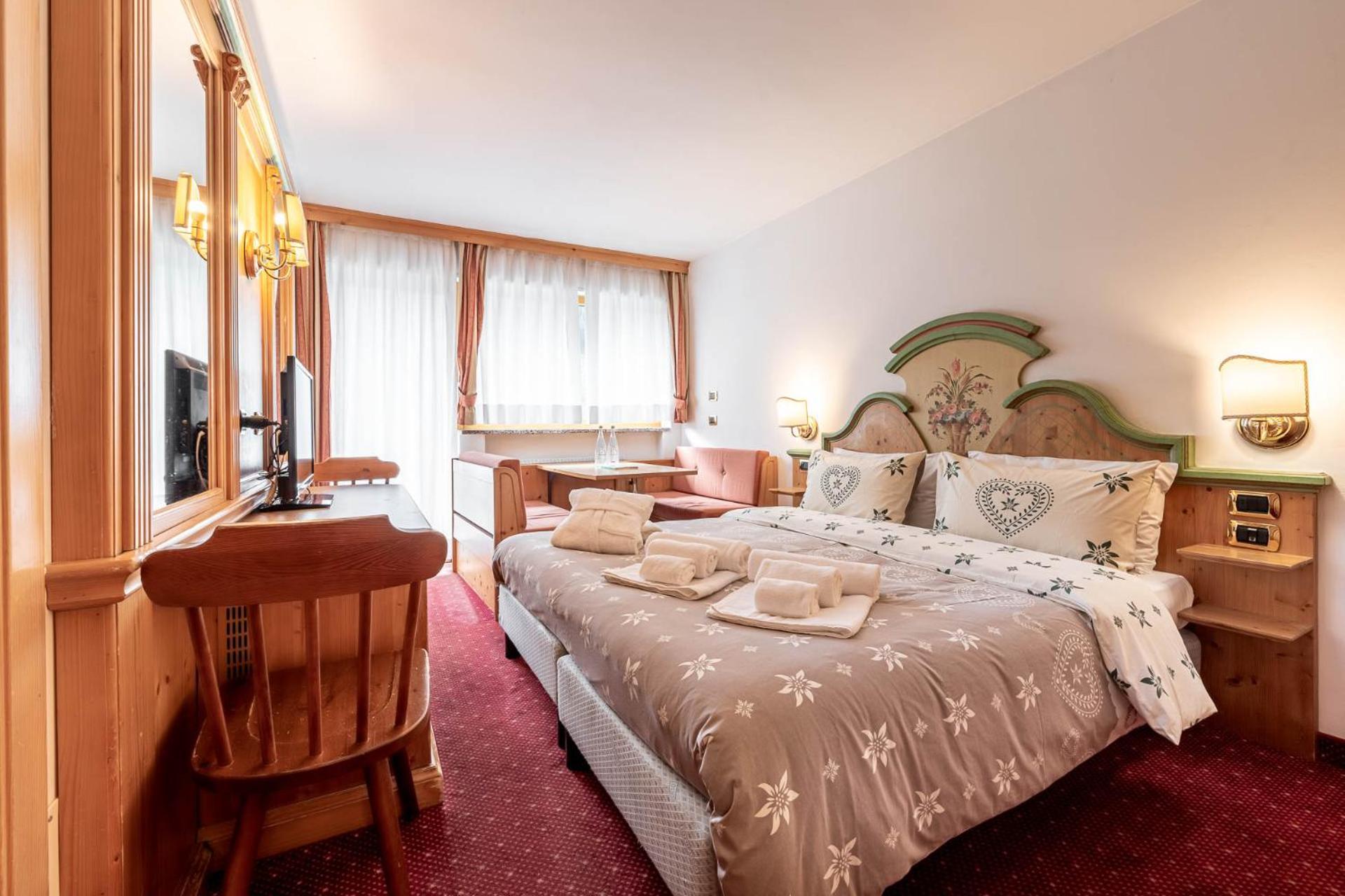Hotel Dolomiti Schloss Canazei Esterno foto
