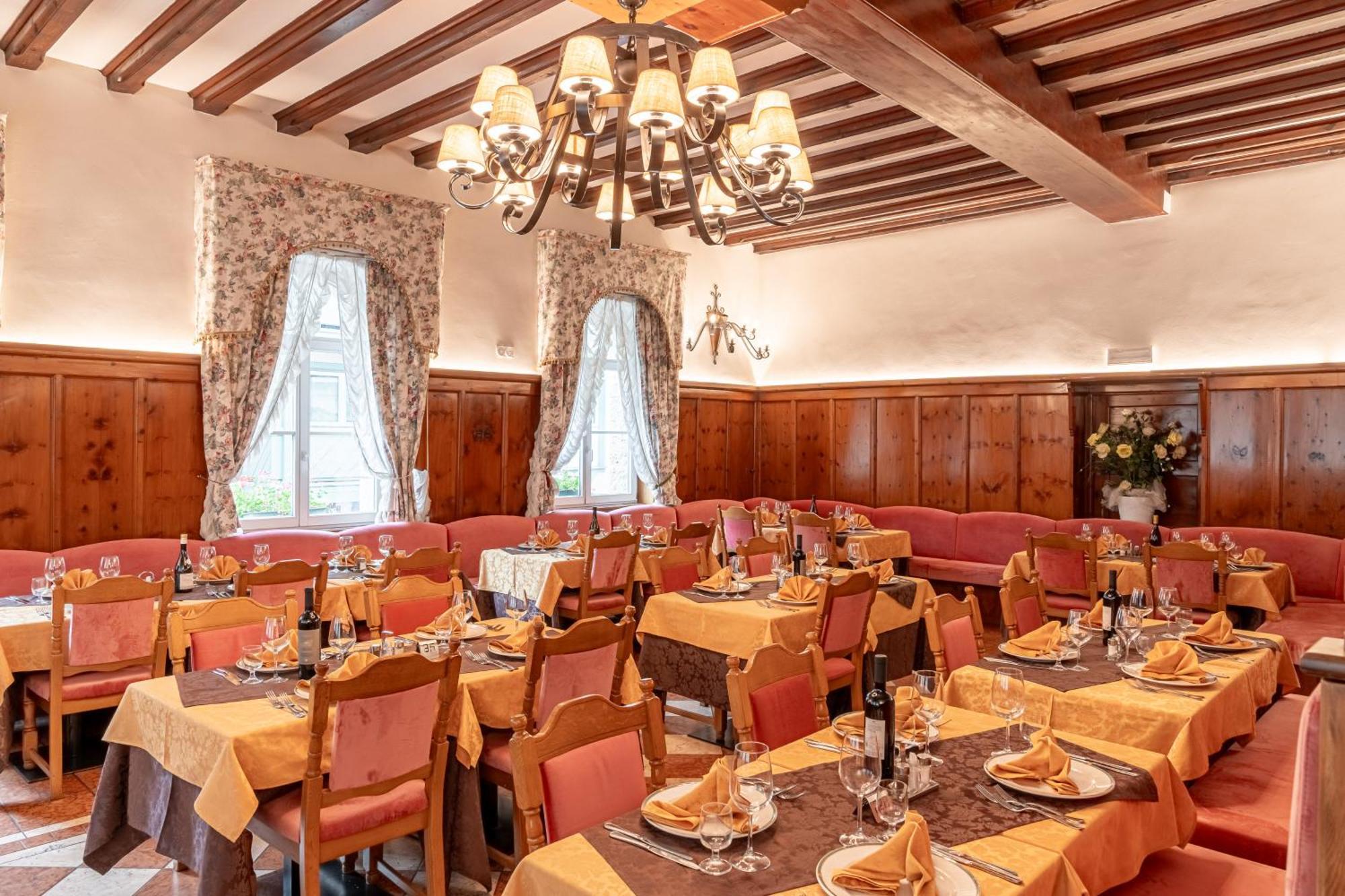 Hotel Dolomiti Schloss Canazei Esterno foto