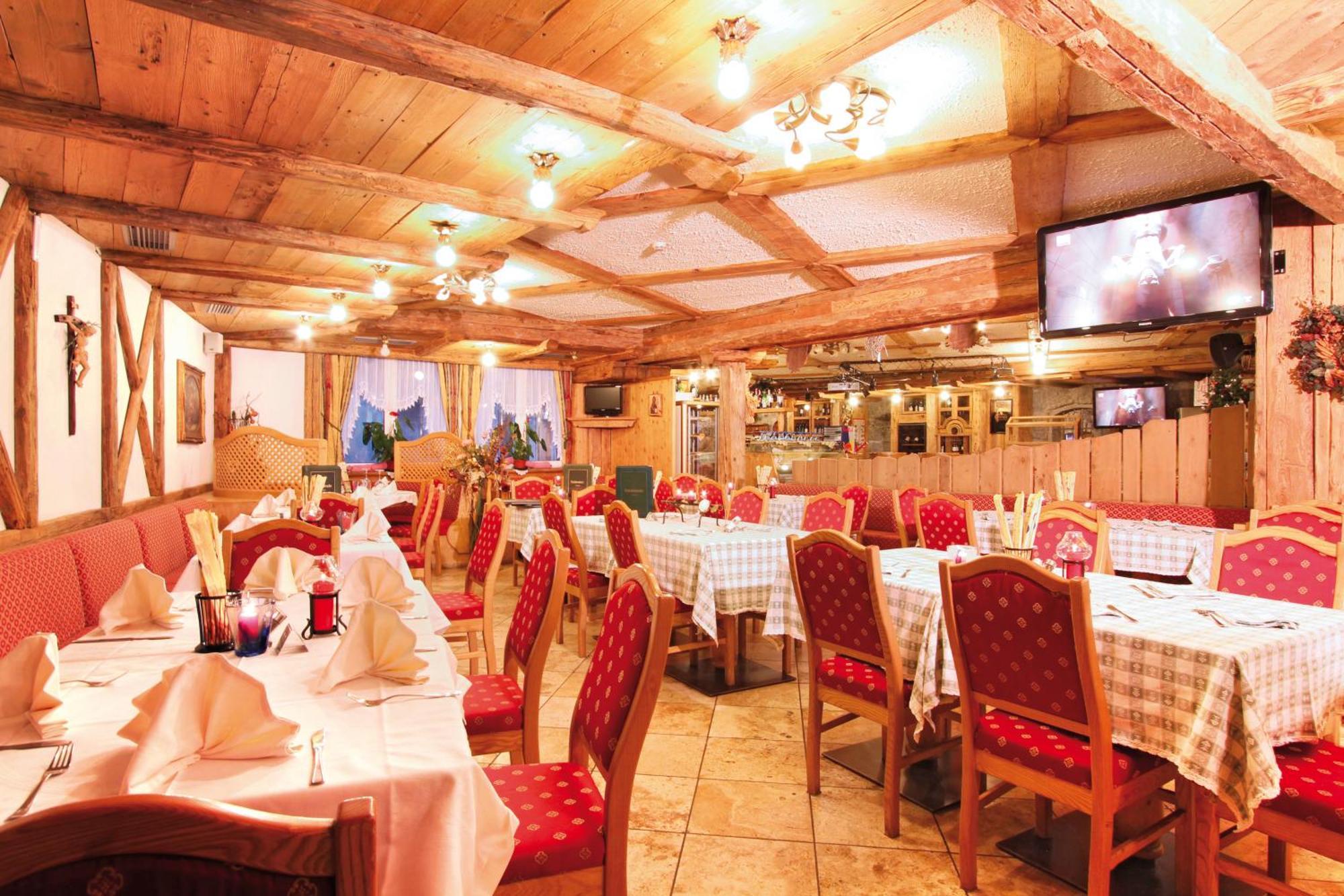 Hotel Dolomiti Schloss Canazei Esterno foto