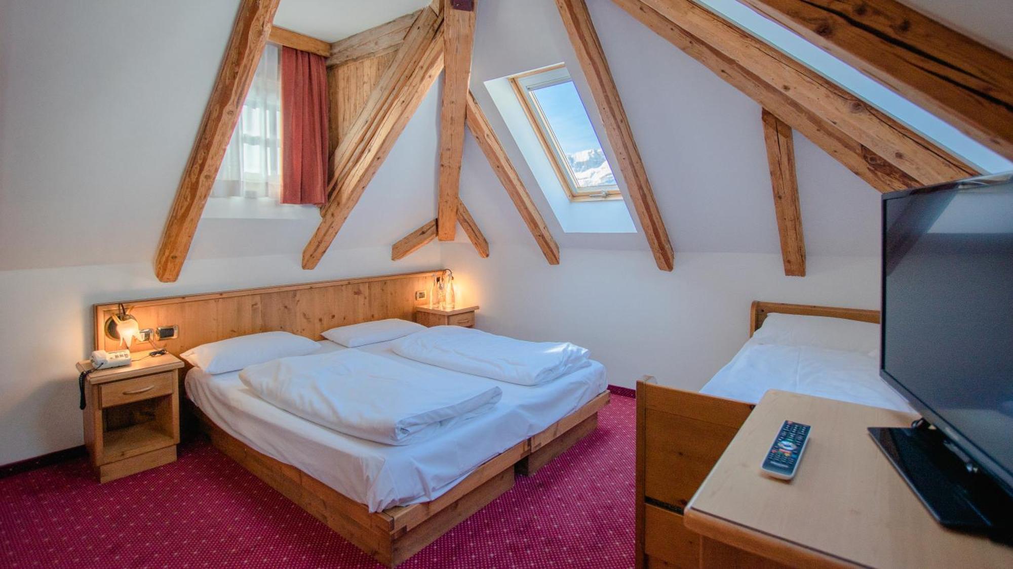 Hotel Dolomiti Schloss Canazei Esterno foto
