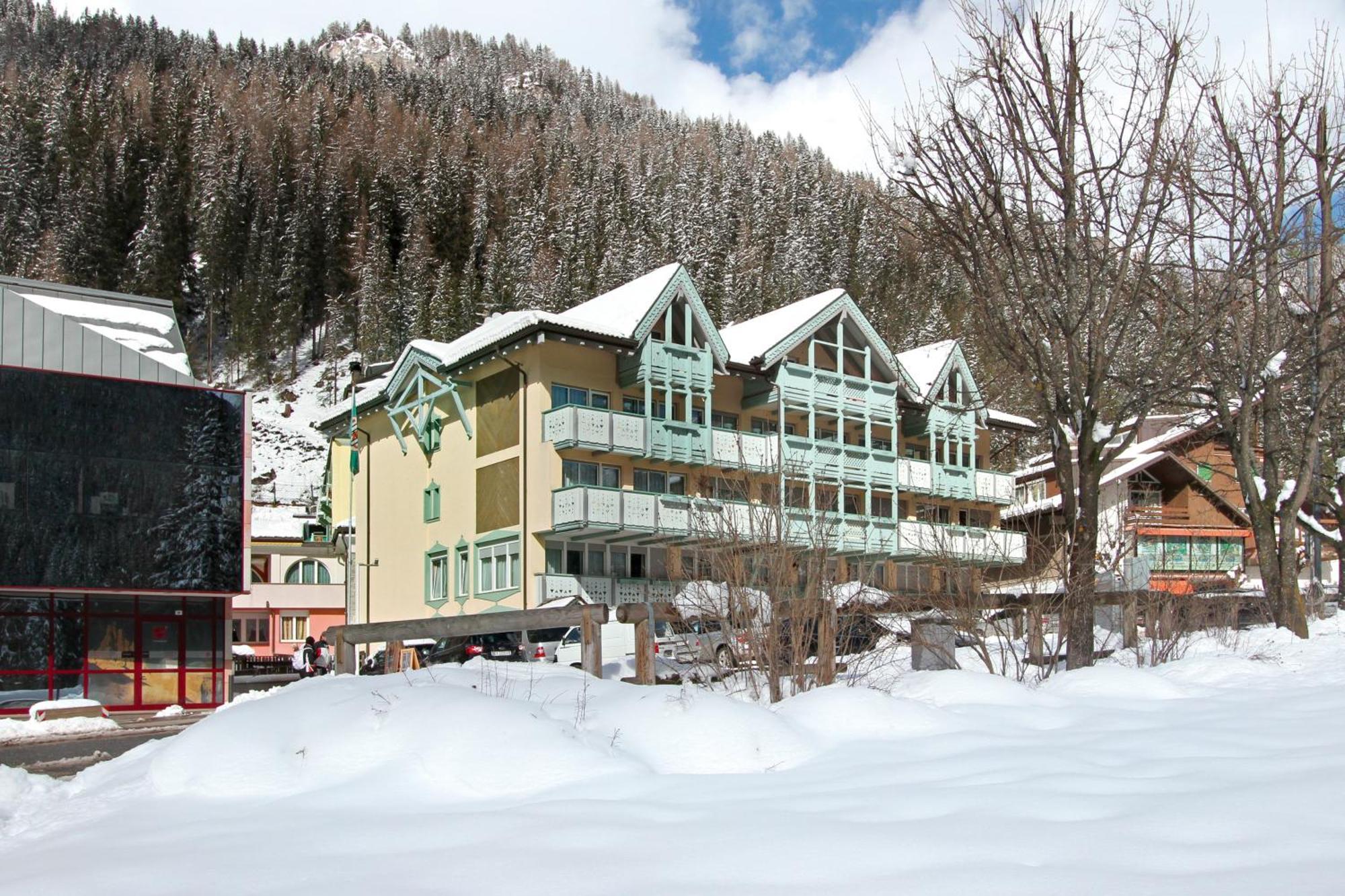 Hotel Dolomiti Schloss Canazei Esterno foto