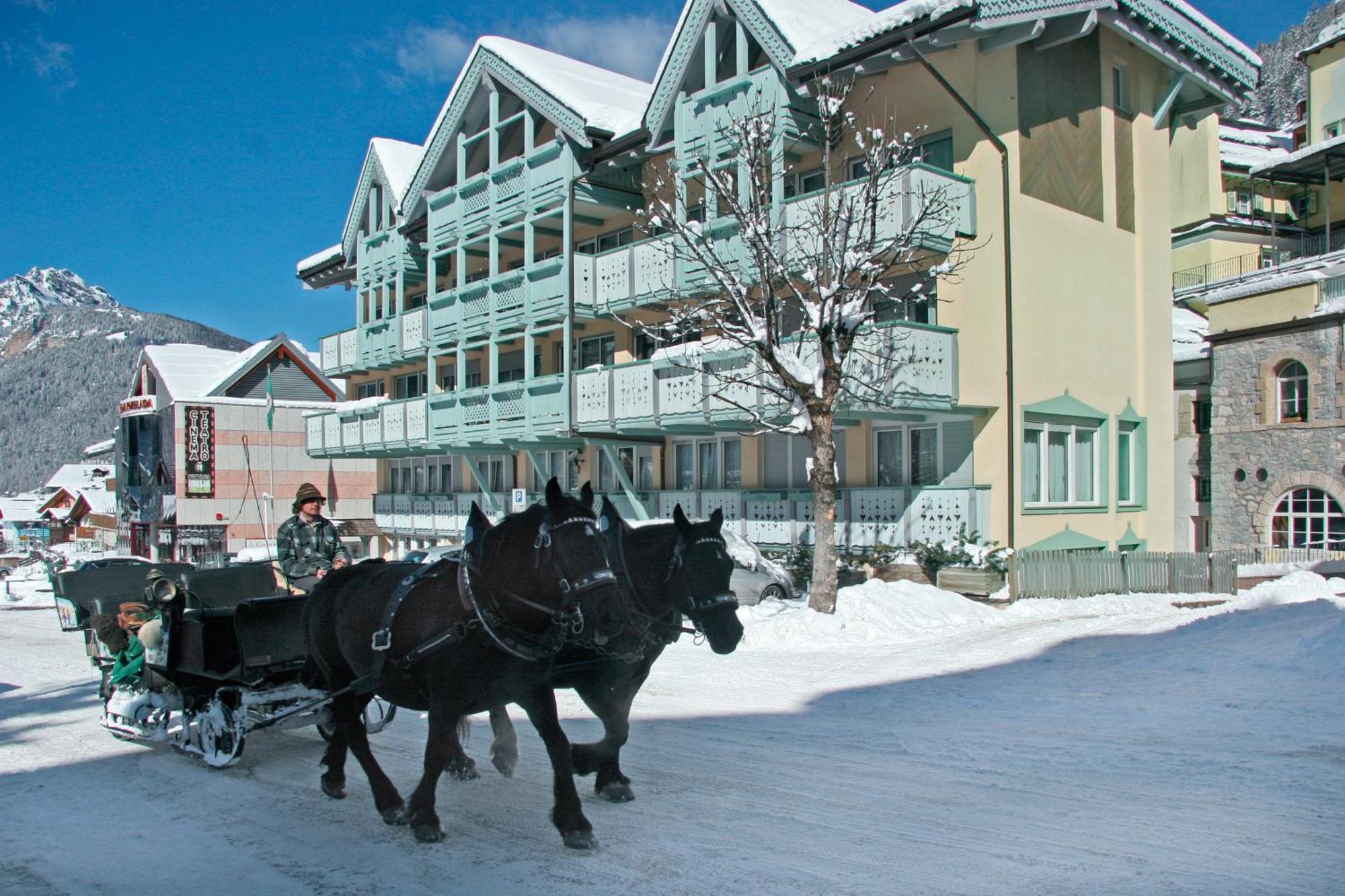 Hotel Dolomiti Schloss Canazei Esterno foto