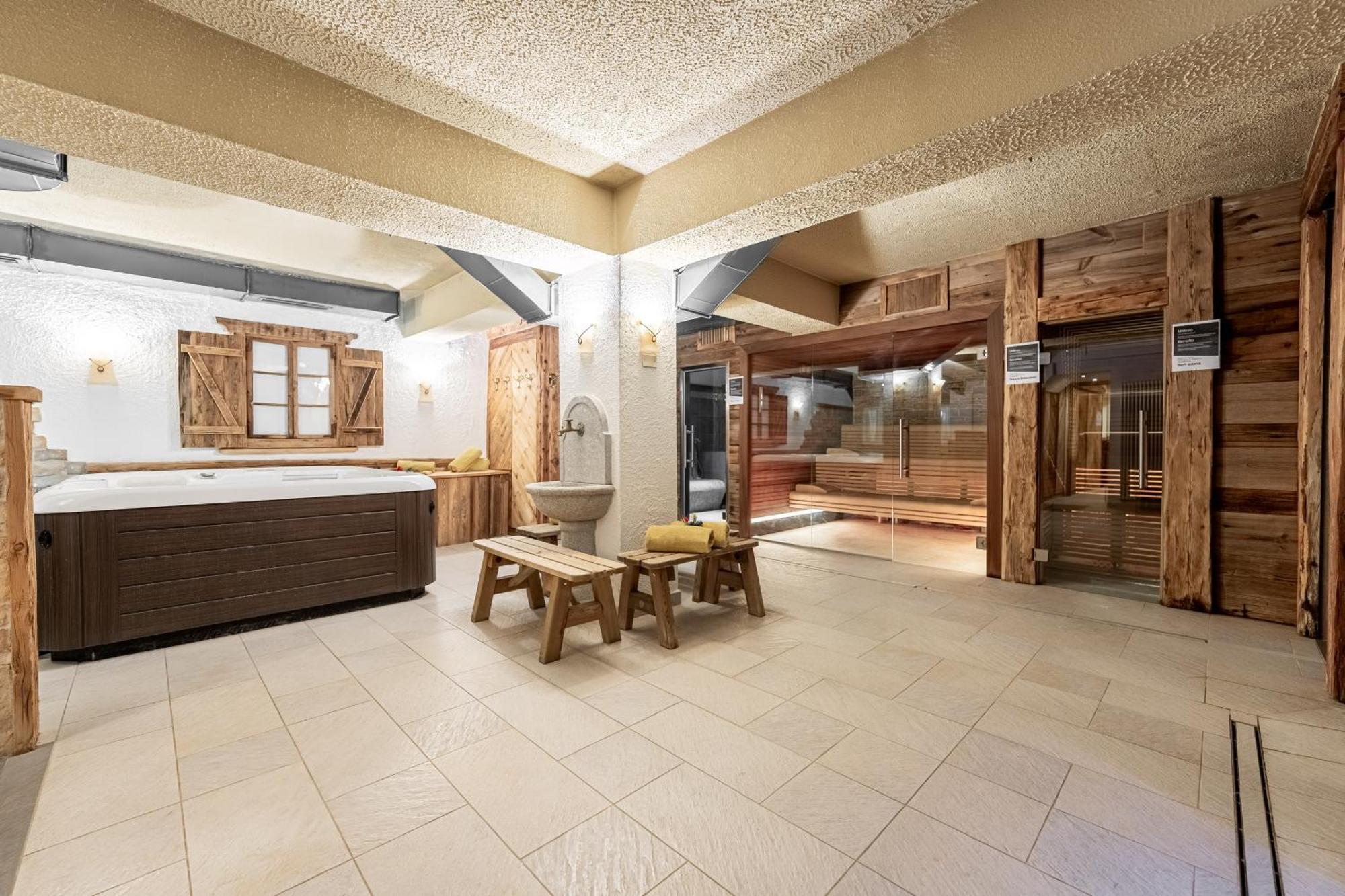 Hotel Dolomiti Schloss Canazei Esterno foto