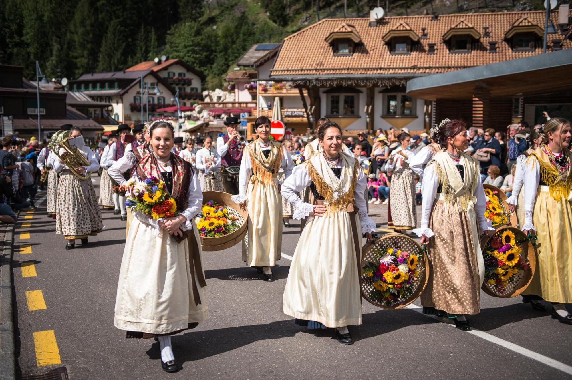 Hotel Dolomiti Schloss Canazei Esterno foto