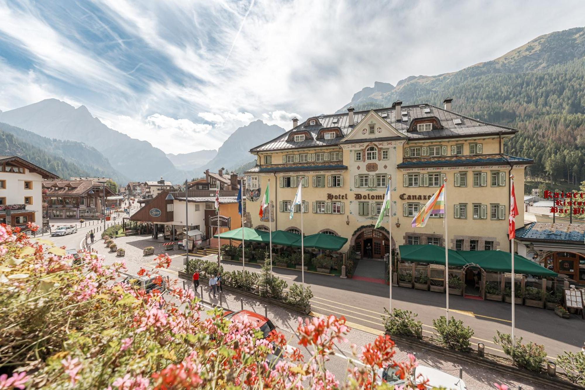 Hotel Dolomiti Schloss Canazei Esterno foto