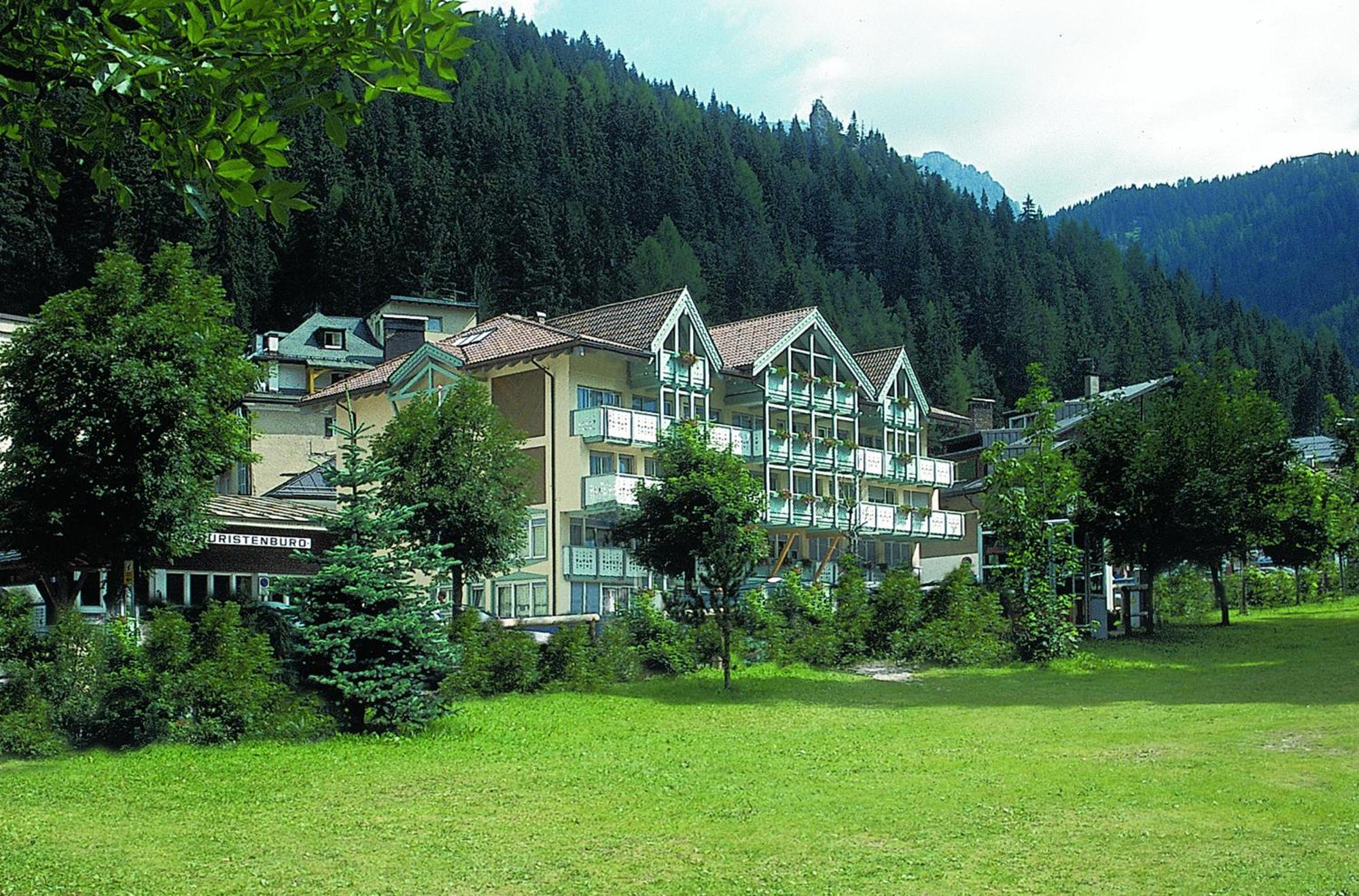 Hotel Dolomiti Schloss Canazei Esterno foto