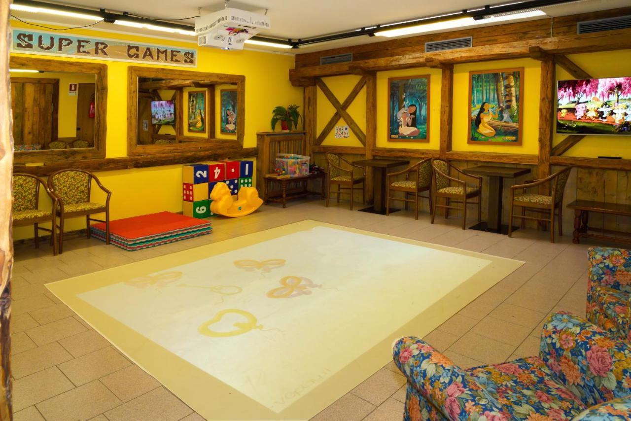 Hotel Dolomiti Schloss Canazei Esterno foto