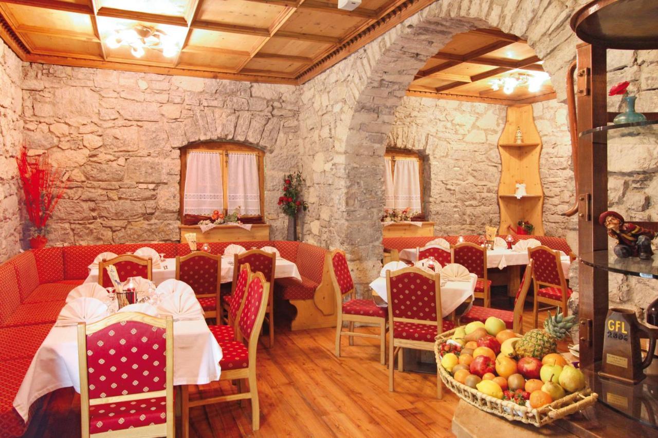 Hotel Dolomiti Schloss Canazei Esterno foto
